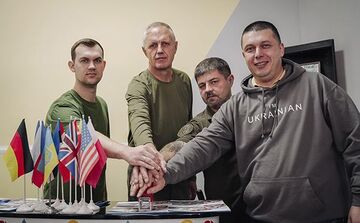 «Зброя Перемоги. Світ з Україною»: Укрпошта випустила новий поштовий блок марок