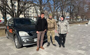 Захисникам із Решетилівщини передали чергове авто