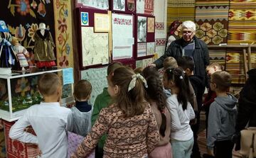 Юрій Кісіль проводить екскурсію для школярів