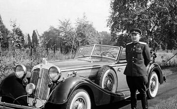 Комендант м. Берлін (січень 1952 — 23.06.1956) генерал-майор Діброва Петро Якимович і його службовий автомобіль Хорьх.