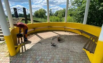 Працівники КП «Ефект» відремонтували альтанку на березі Говтви