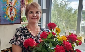 У її руках зливаються нитки у дивовижні килими