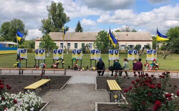 На Алеї Героїв у Покровському поклали тротуарну плитку