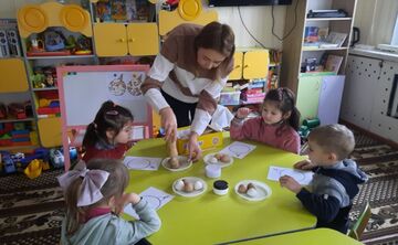 Вихованці Решетилівської філії ПОЕНЦУМ виготовляють новорічні екоприкраси