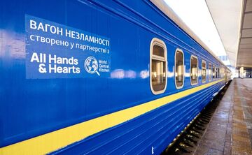 Укрзалізниця підготувала 100 «Вагонів незламності»