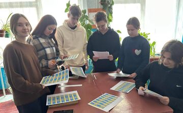 Остап’євські школярі виготовили чергову партію наліпок на окопні свічки