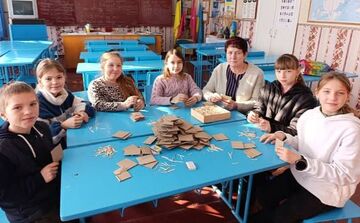 Остап’євські школярі допомагають волонтерам виготовляти окопні свічки