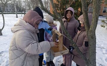 Малобакайські школярі підгодовують птахів взимку