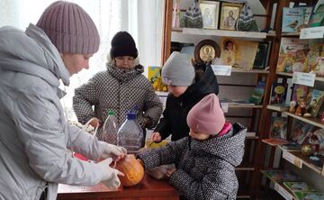 Михнівські дітлахи підгодовують птахів взимку