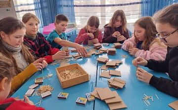 Остап’євські школярі допомагають волонтерам виготовляти окопні свічки