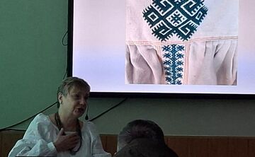 Олена Безносюк презентувала решетилівську вишивку педагогам