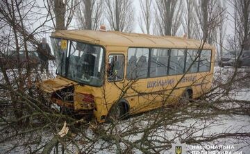 Шкільний автобус з дітьми з’їхав у кювет на Полтавщині