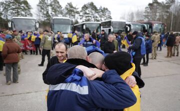 Другий день обмінів: з російського полону додому повернулося ще 300 українців