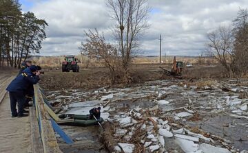 Рятувальники розчищають Ворсклу від крижаного затору