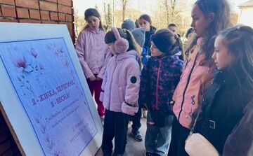 Решетилівські школярі завітали на виставку «Я — жінка, берегиня, я — весна!»