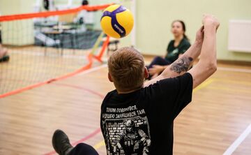 Для ветеранів і ветеранок у Решетилівці організовують тренування з волейболу сидячи