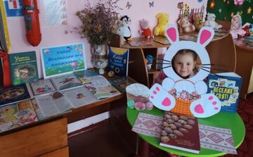 У Решетилівській ЦМБ до Великодня презентували виставку та фотозону