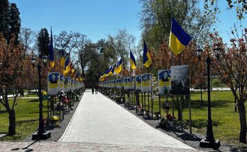 На Алеї Героїв у Решетилівці встановили прапори