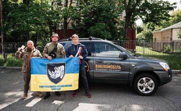 Олександр Біленький із командою передали авто 4-ій окремій важкій механізованій бригаді