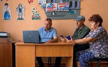 У Покровській СБФ людей старшого віку вчать користуватися смартфоном