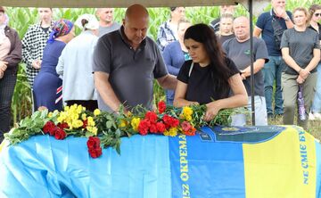 Решетилівська громада провела в останню путь стрільця Миколу Калінку