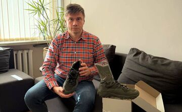 Олександр Біленький передав партію тактичного взуття захисникам