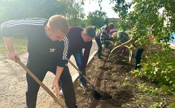 У Решетилівській «початківці» висадили пів сотні троянд