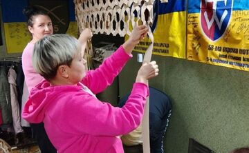 У Шишаках та Петрівсько-Роменській громаді безробітні плетуть маскувальні сітки