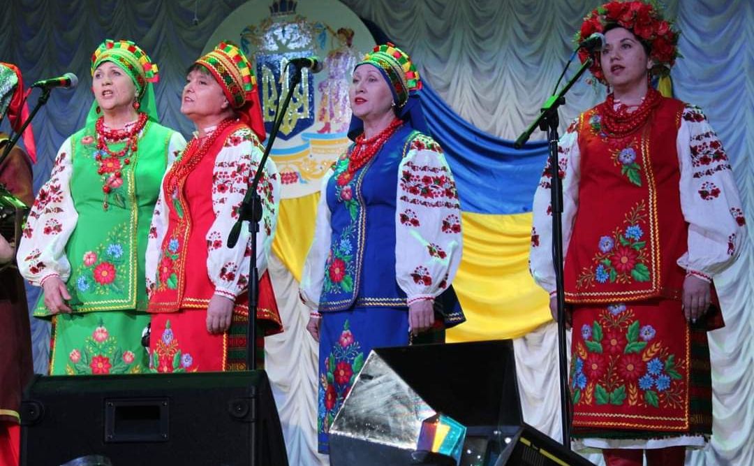 Артисти міського будинку культури зібрали глядачів з нагоди Дня Соборності України