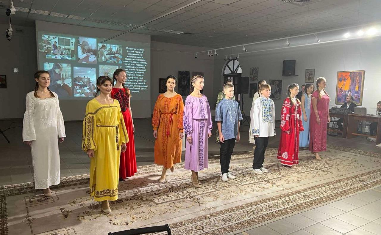Решетилівський художній ліцей продемонстрував колекцію вишиваного одягу на благодійному заході до Дня Соборності