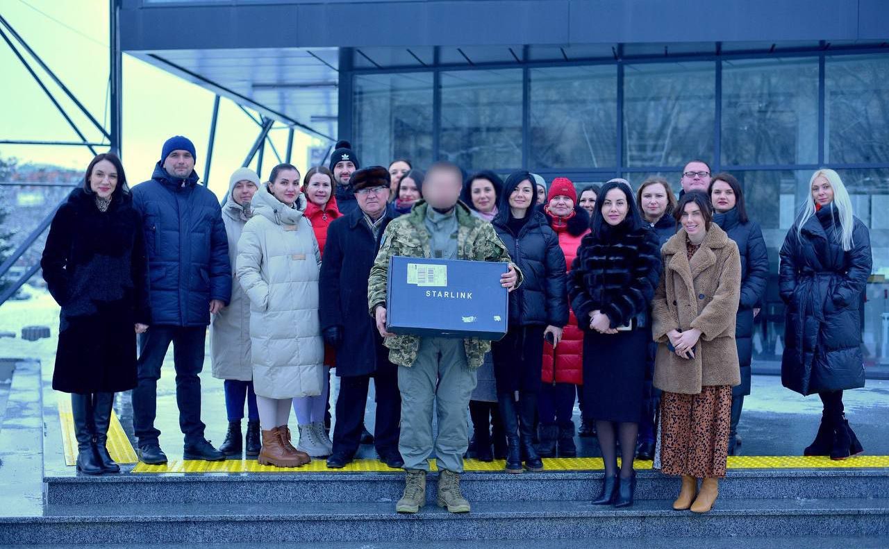 Працівники Полтавської обласної ради передали на передову чергову установку Старлінк
