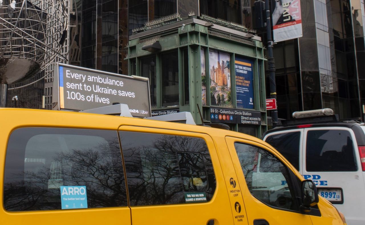 Напис UNITED24 з’явився на жовтих кебах Нью-Йорка та таксі Лос-Анджелеса