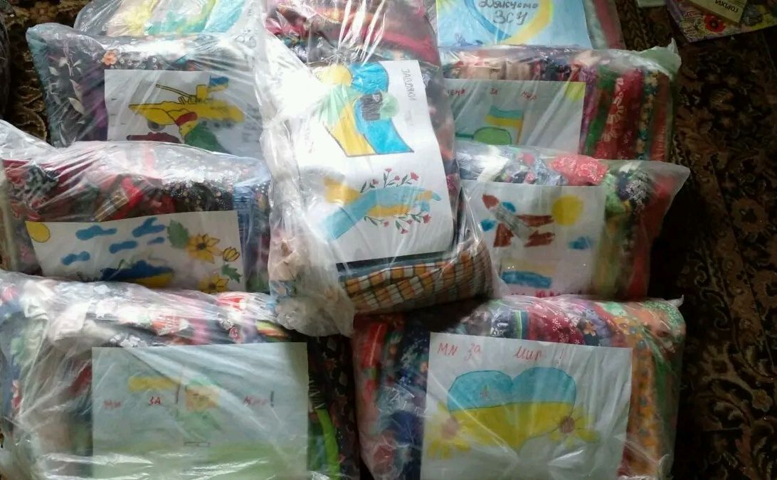 Майже 300 штук спідньої білизни відправили решетилівські майстрині бійцям ЗСУ