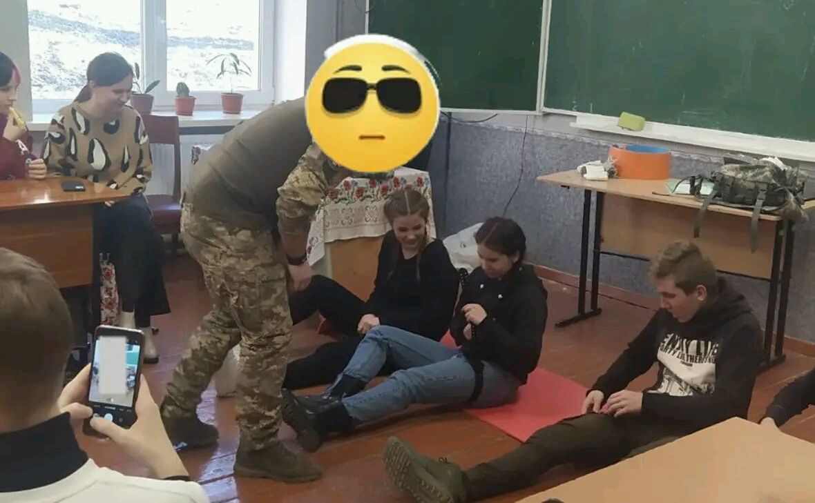 Школярі із Покровського вчаться тактичній медицині
