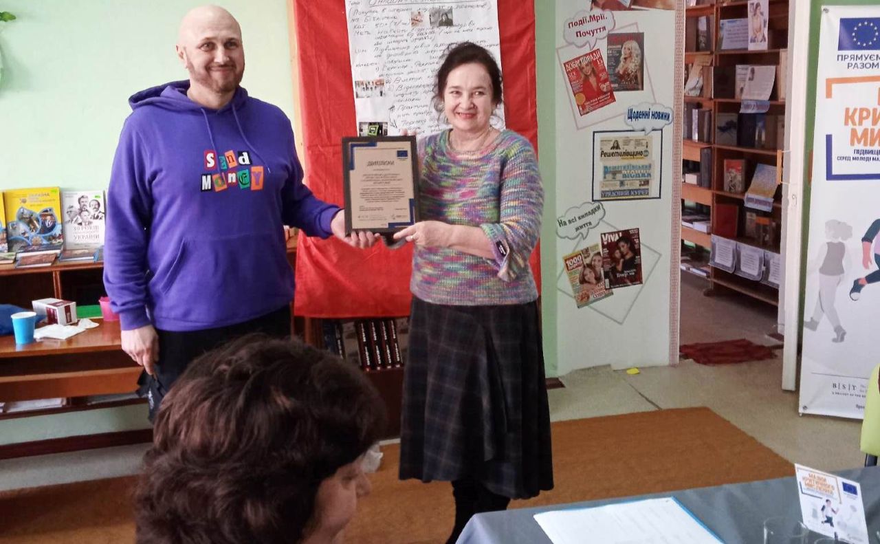 Решетилівську бібліотеку нагородили за партнерство у втіленні проекту «Маяки критичного мислення»