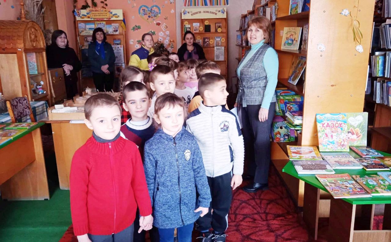 Школярі із «початківки» завітали до бібліотеки на пізнавальних захід