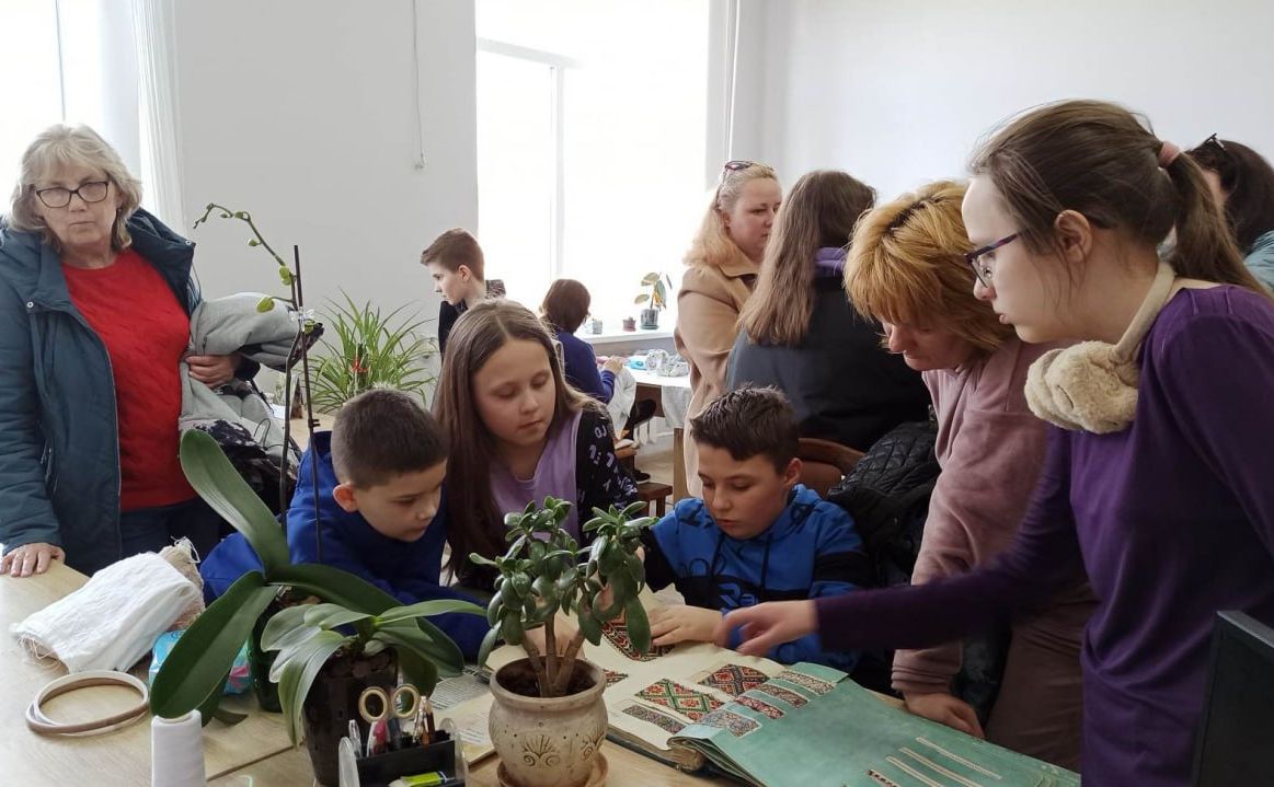 Полтавські школярі — гості Всеукраїнського центру вишивки та килимарства