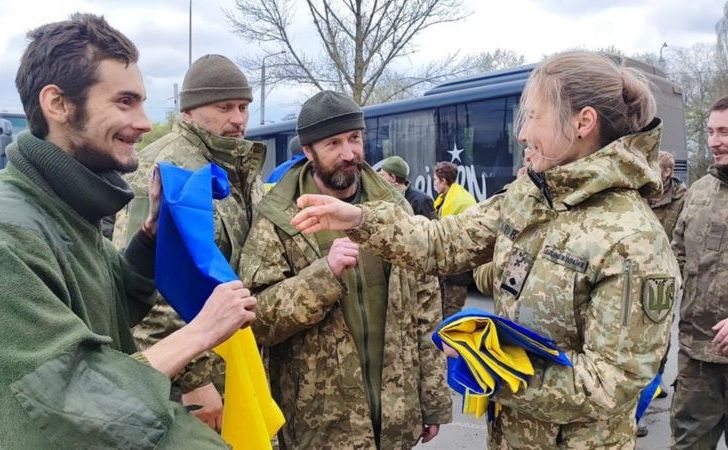 130 українських полонених захисників повернулися на Великдень додому