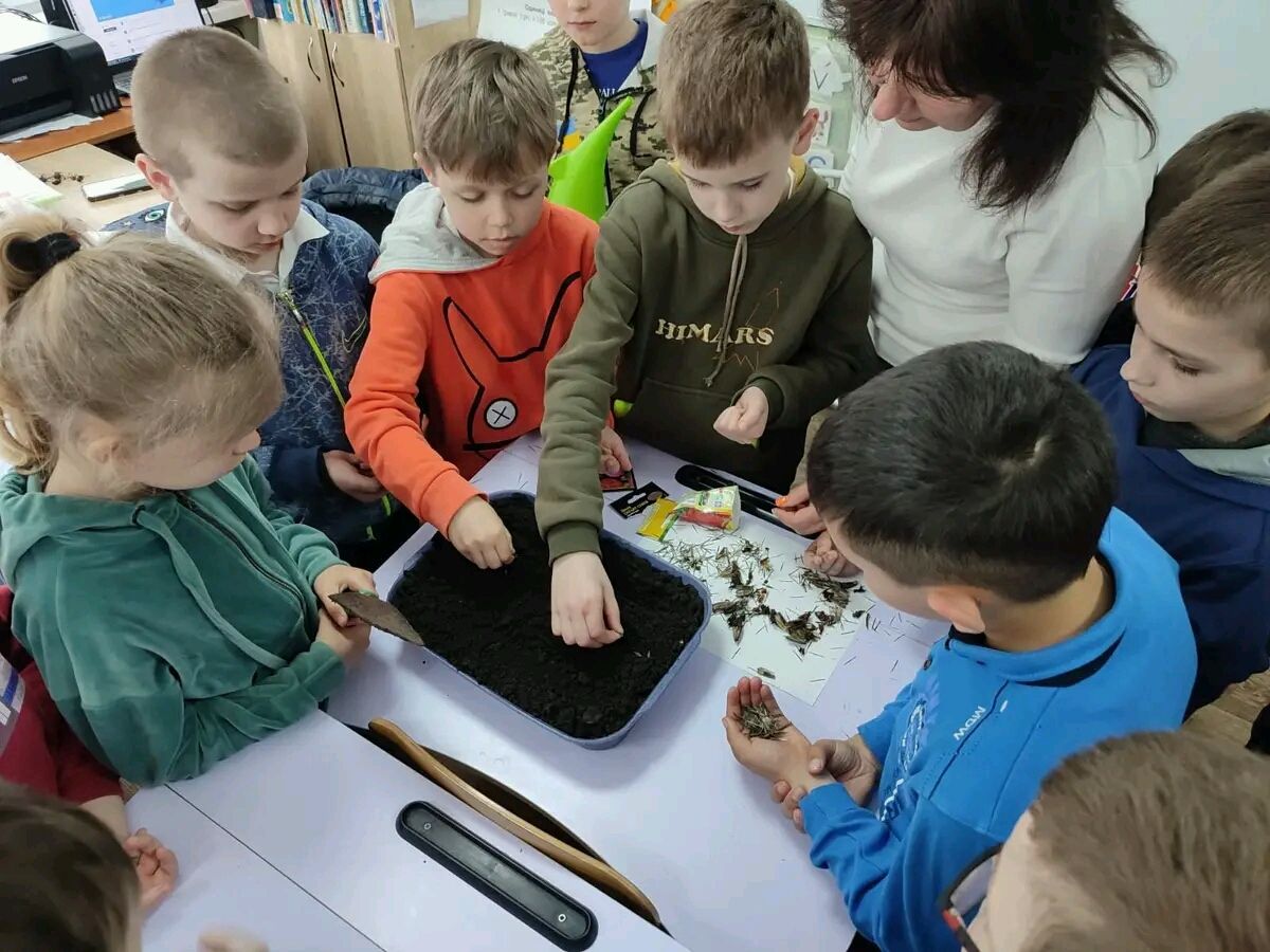Юні екологи із «початківки» вчаться доглядати за рослинами ...