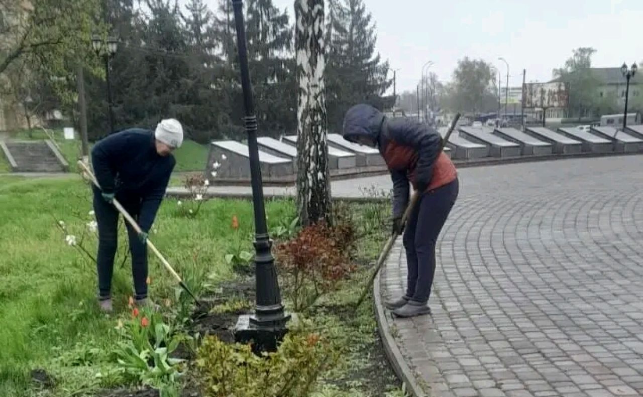 Комунальники продовжують весняні прибирання