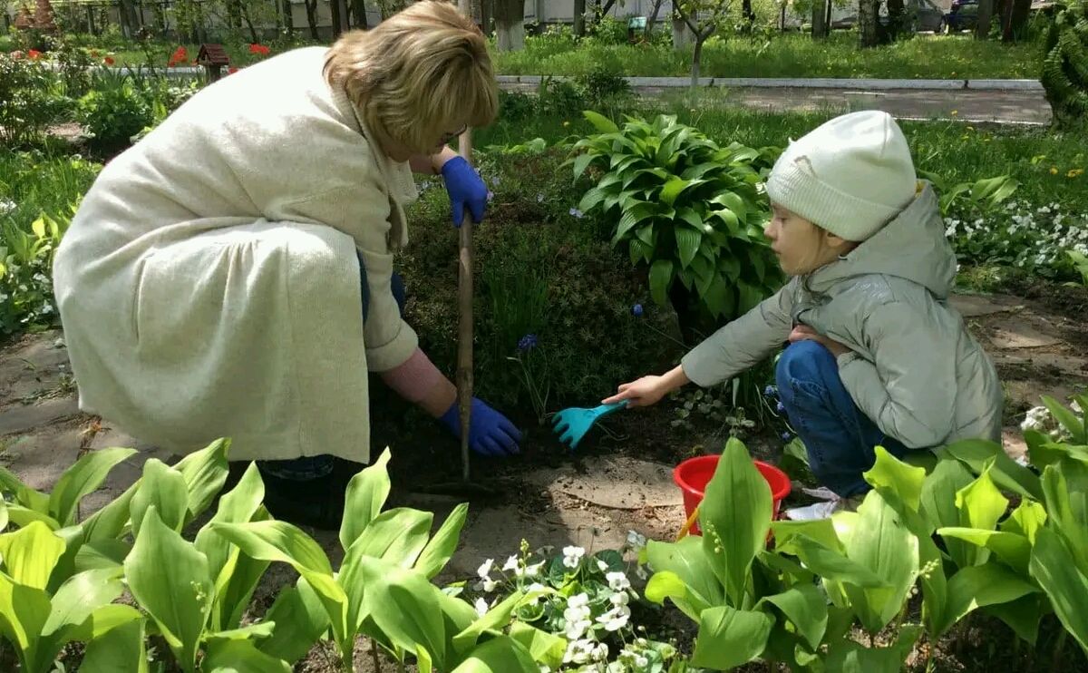 У Решетилівському ЗДО «Ромашка» проводять озеленення території