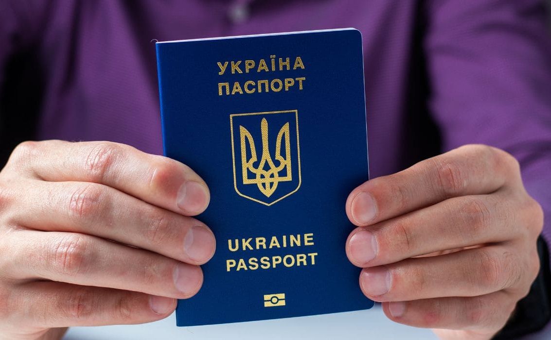 За водійським посвідченням і номерними знаками — із закордонним паспортом