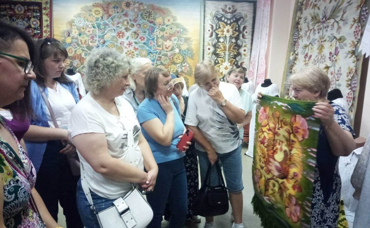 Педагоги із Кременчука відвідали Всеукраїнський центр вишивки та килимарства