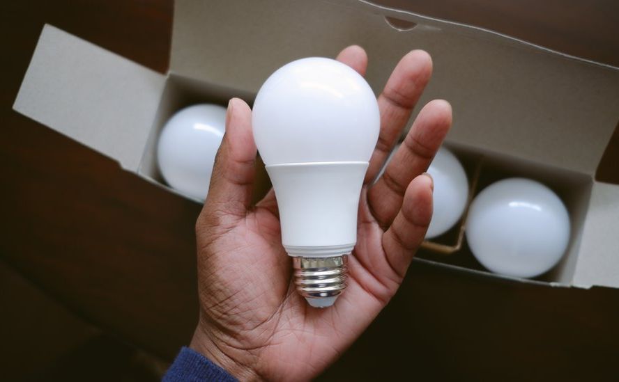Медичні та освітні заклади можуть обміняти старі лампи розжарювання на енергоефективні
