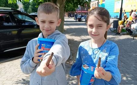 Діти, що продають ягоди на підтримку ЗСУ, отримали подарунки від волонтерки Наталії Василенко