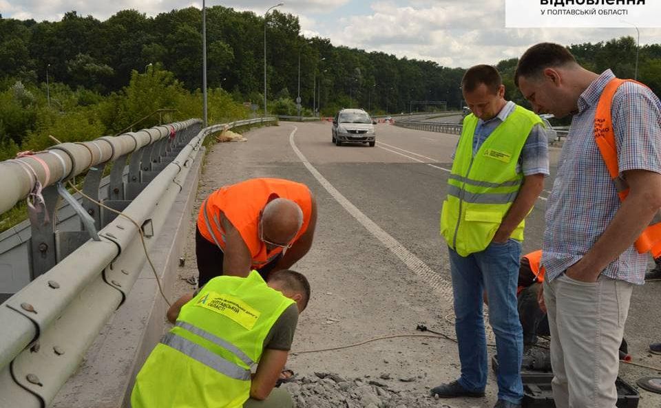 Дорожники лагодять автомагістраль Київ-Харків