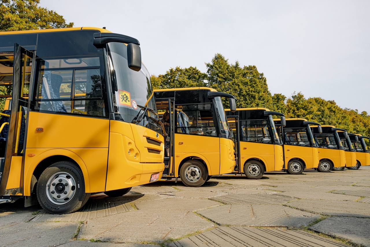 Сім перших шкільних автобусів передали навчальним закладам Полтавщини ...