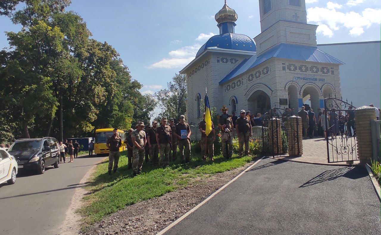 Решетилівка провела в останню путь полеглого на фронті Віталія Хлистуна