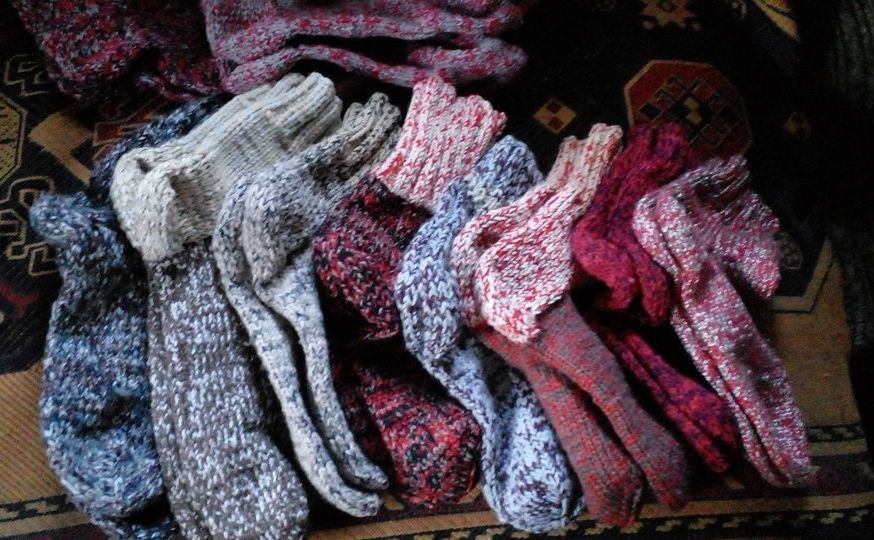 «Готуй сани влітку…»: майстрині плетуть шкарпетки на передову