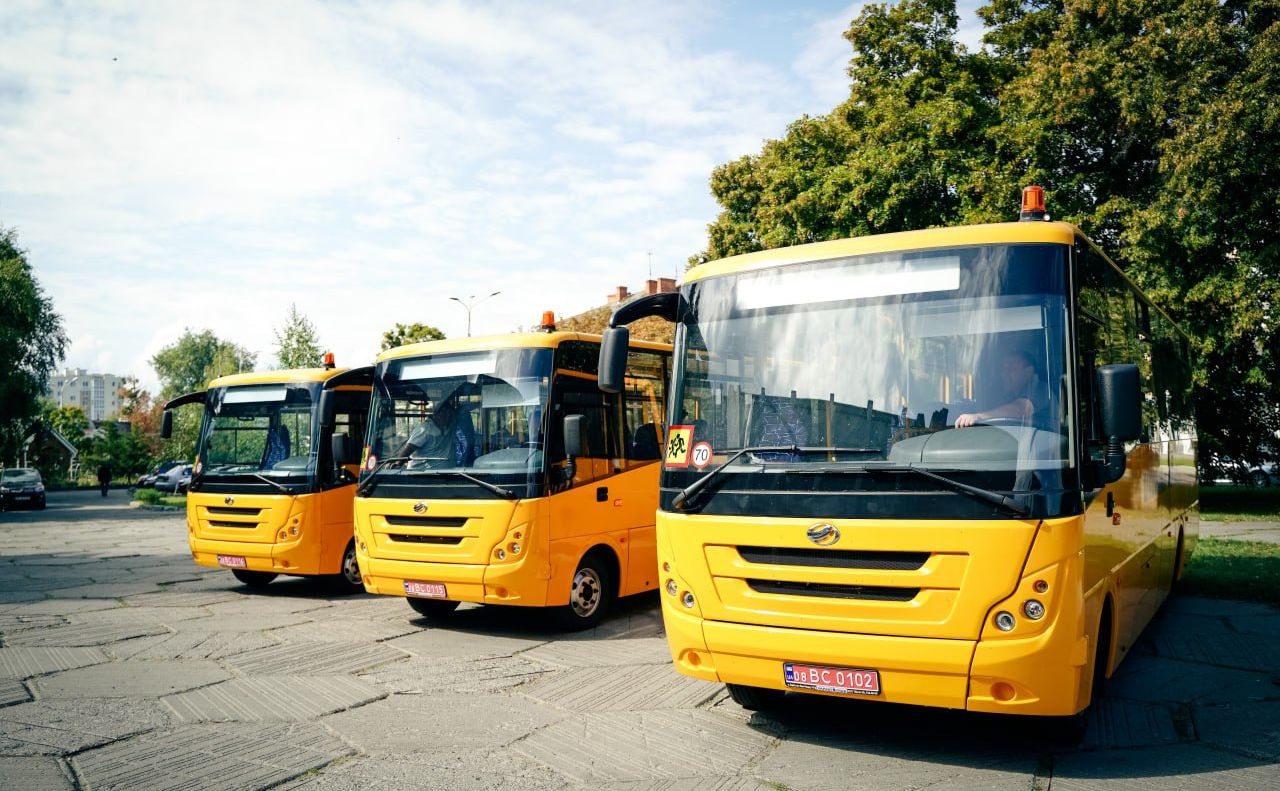 Ще три громади отримали нові шкільні автобуси